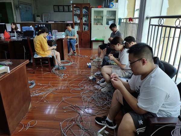 图片2-迎新网络保障-做跳线.jpg